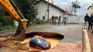 נזקי החורף בישראל: המכונית שנפלה לבולען במרכז